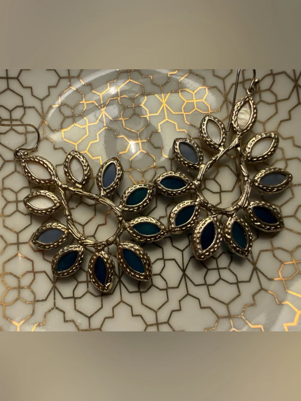 Kendra Scott Nyla Blue and White - Picture 3 of 3